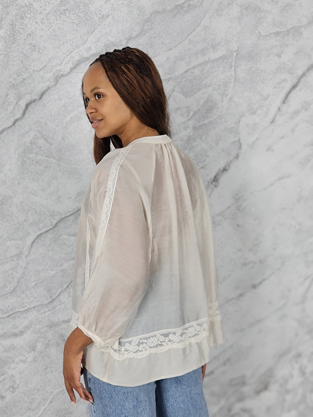 Блузка MIHO'S v вырез кружевные полоски кремовая, фотография №4