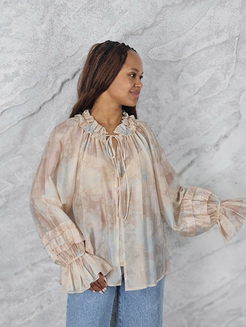 Блузка MIHO'S с рюшами пастельный принт бежевая, фотография №2