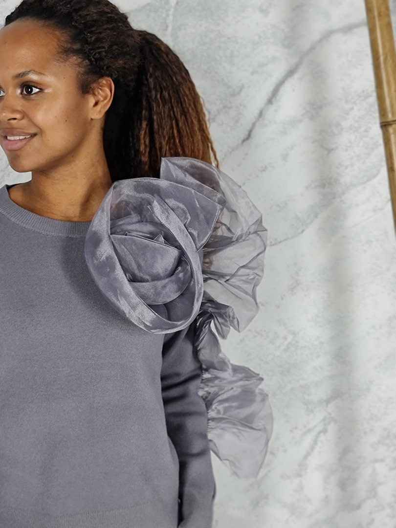 Джемпер Lara с фатиновым цветком драпировкой на рукаве серый, фотография №2