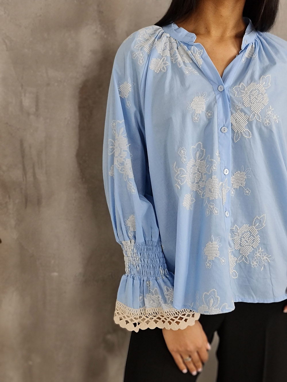 Рубашка MIHO'S с вышивкой и манжетами голубая, фотография №2
