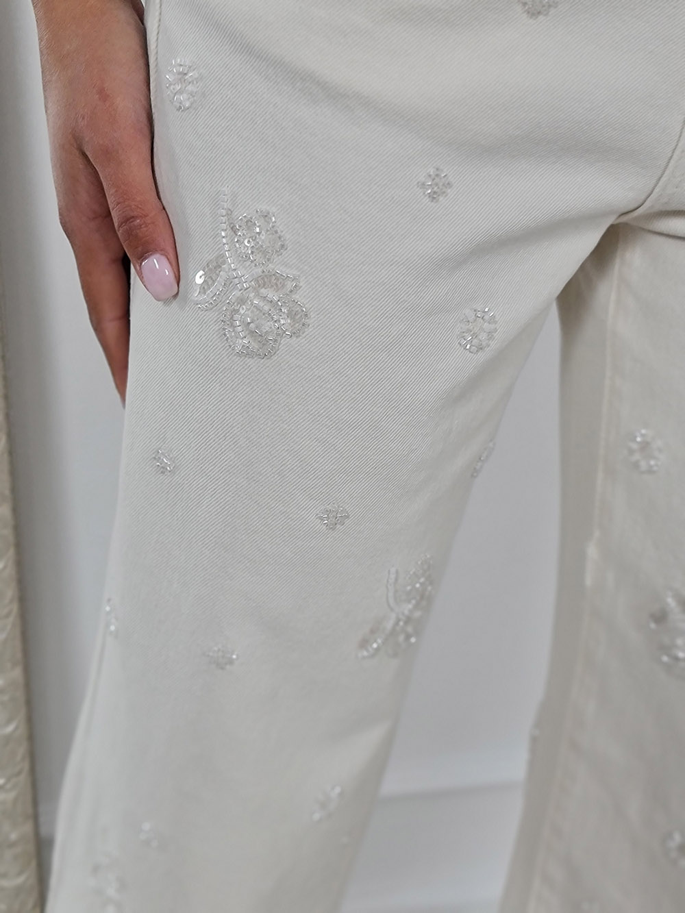 Джинсы молочные с вышивкой цветов из бисера , фотография №4