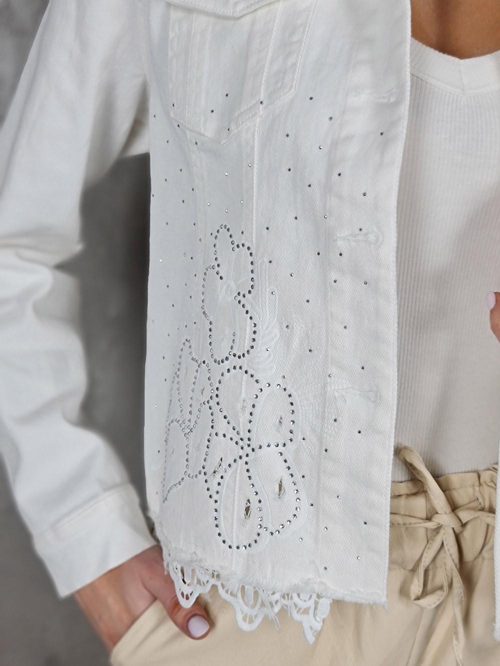 Джинсовая куртка Miss Kiss со стразами и кружевом молочная, фотография №4