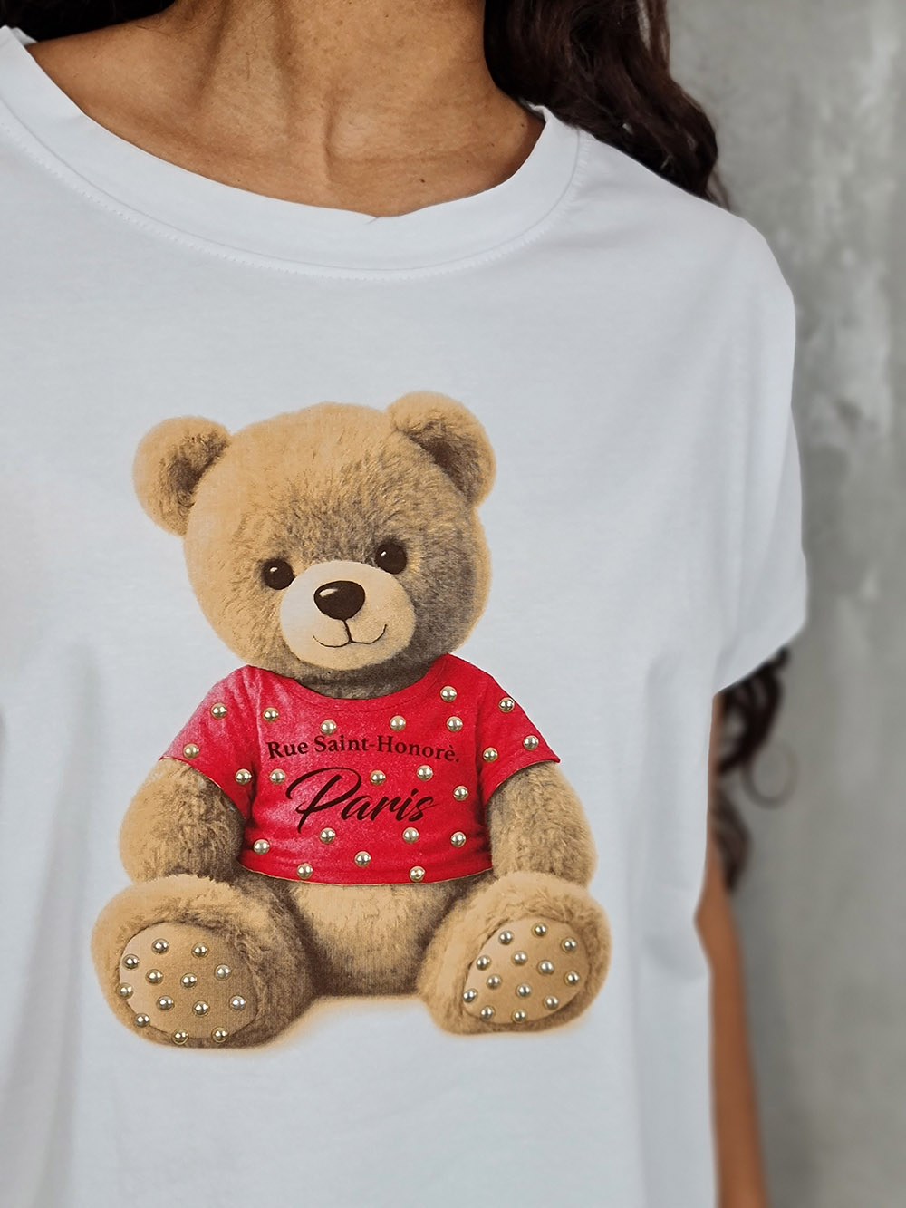 Футболка Mitica&Co. с принтом мишка в красной кофточке белая , фотография №3