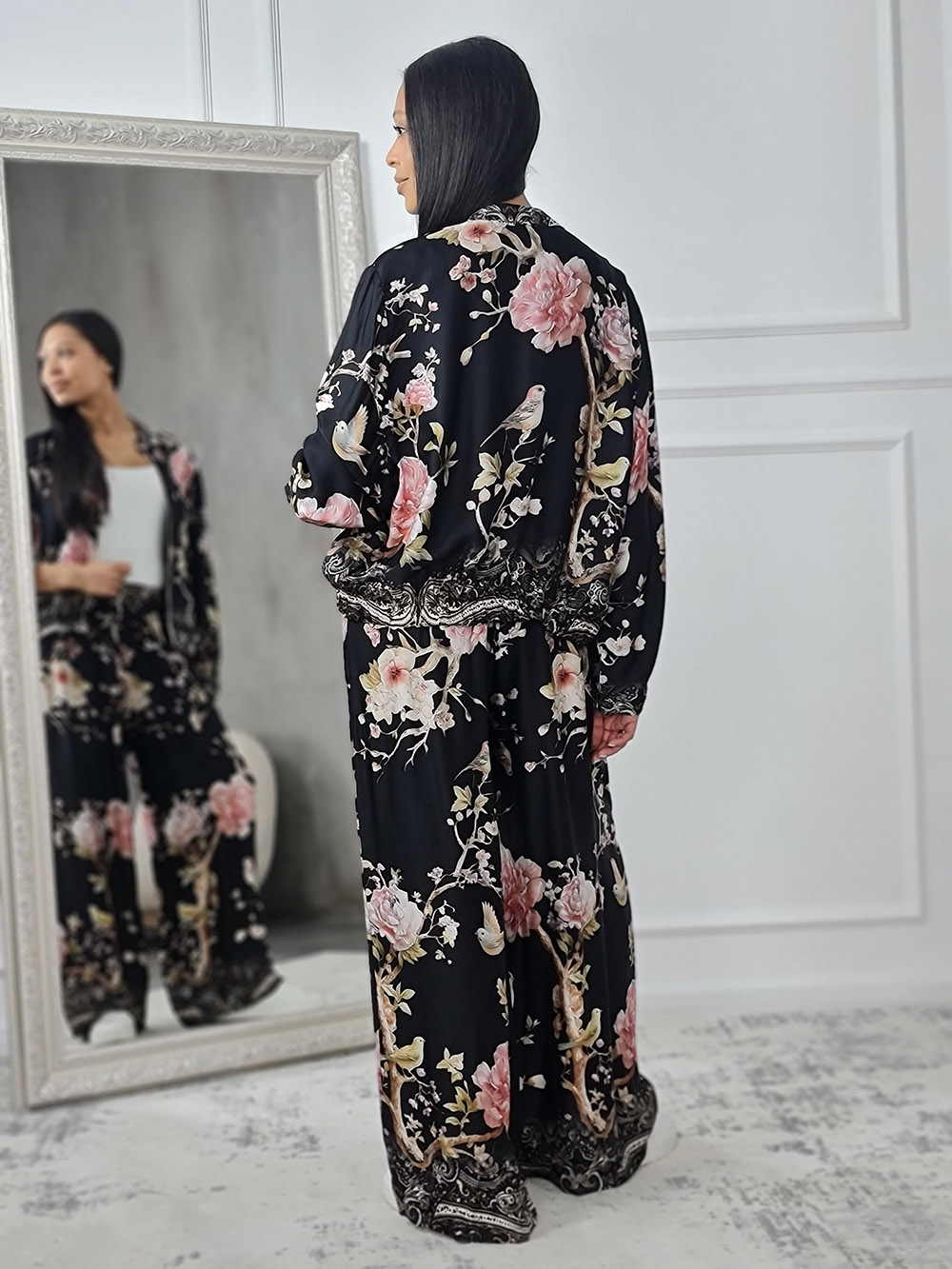 Костюм New Colletcion атласный с принтом цветы черный, фотография №4