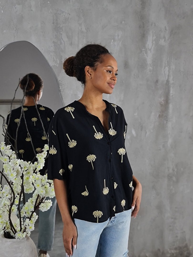 Рубашка Vicolo воздушная с заявязками с вышитыми пальмами черная, фотография №2