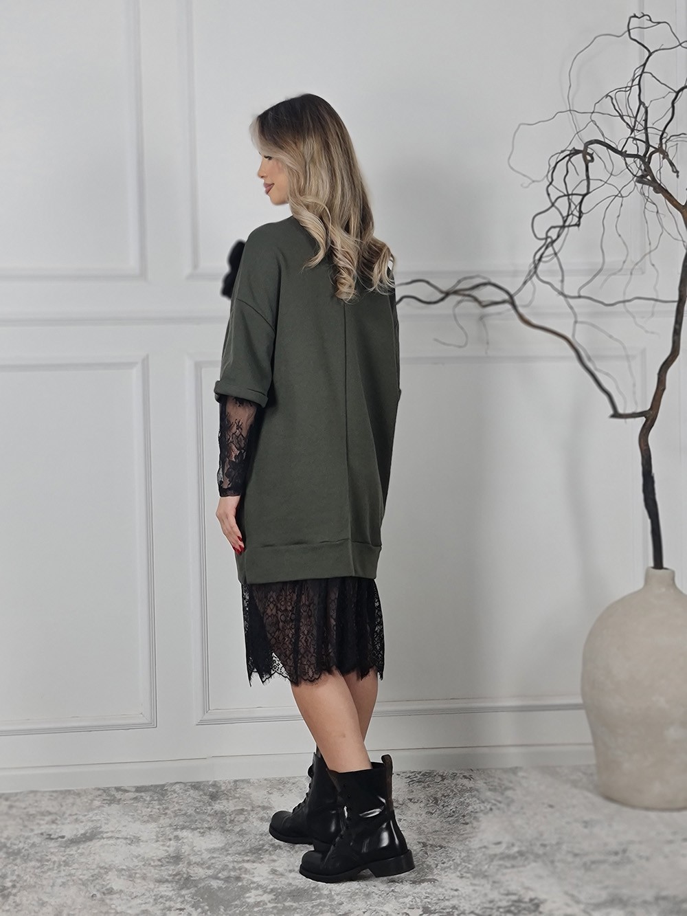 Платье Firenze с кружевными рукавами и подкладом с брошью-цветок оливковое, фотография №2