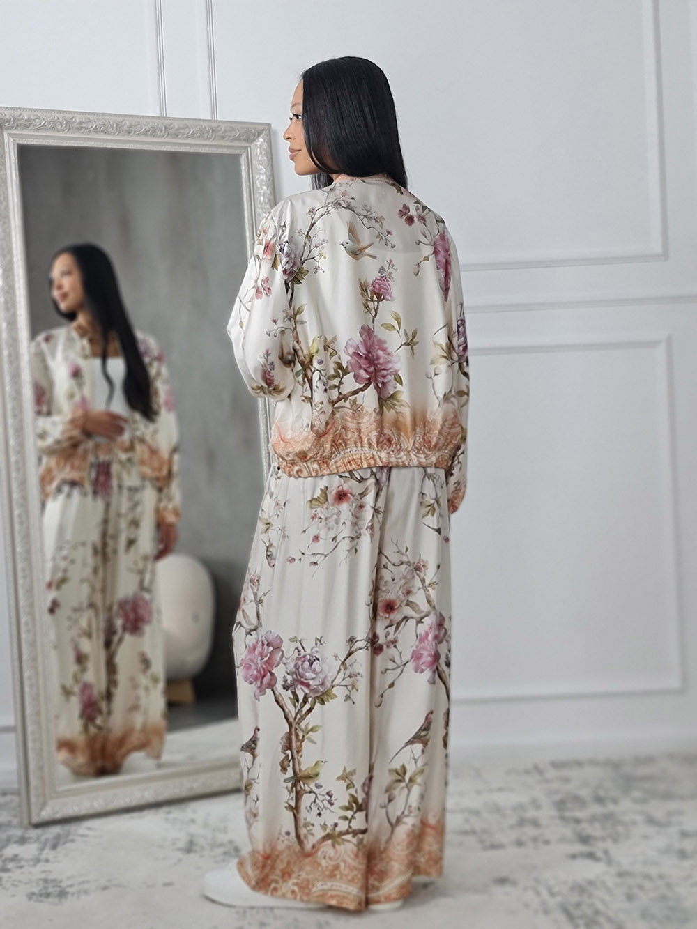 Костюм New Colletcion атласный с принтом цветы белый, фотография №5