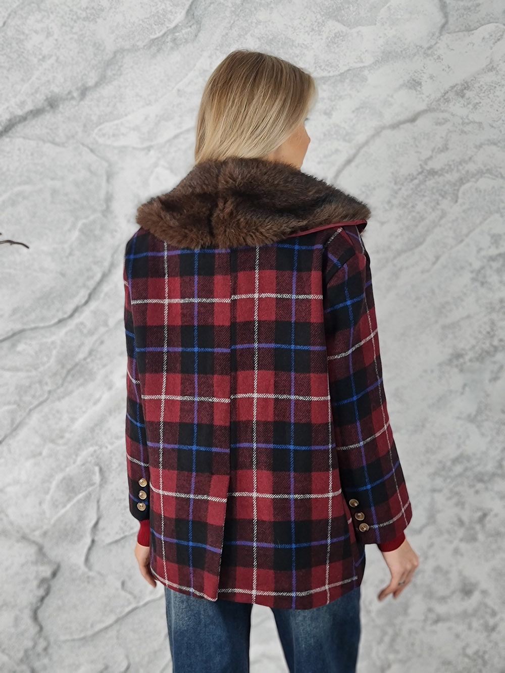 Укороченное пальто Mitica&Co. в клеточку с шерстью и пушистой опушкой красное , фотография №3