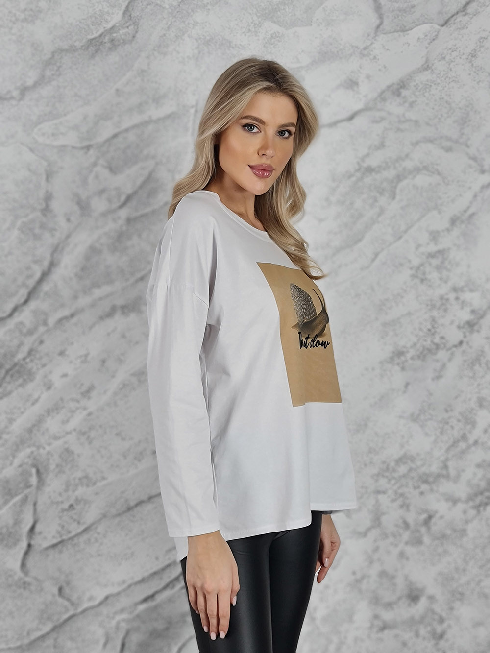 Лонгслив Mitica&Co. оверсайз низкое плечо принт улитка белый, фотография №2