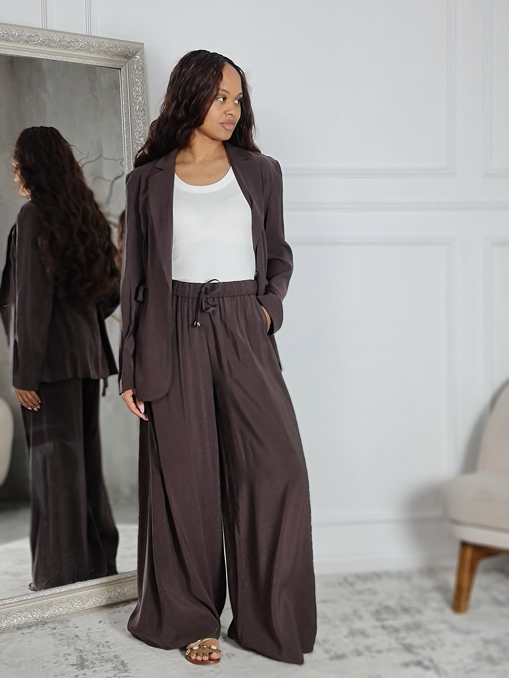 Костюм CLOTHÉ тонкий брюки и пиджак сбоку на завязках шоколад, фотография №1