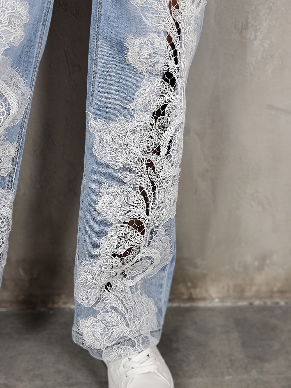 Джинсы Lovely Star с белыми кружевыми цветами голубые, фотография №2