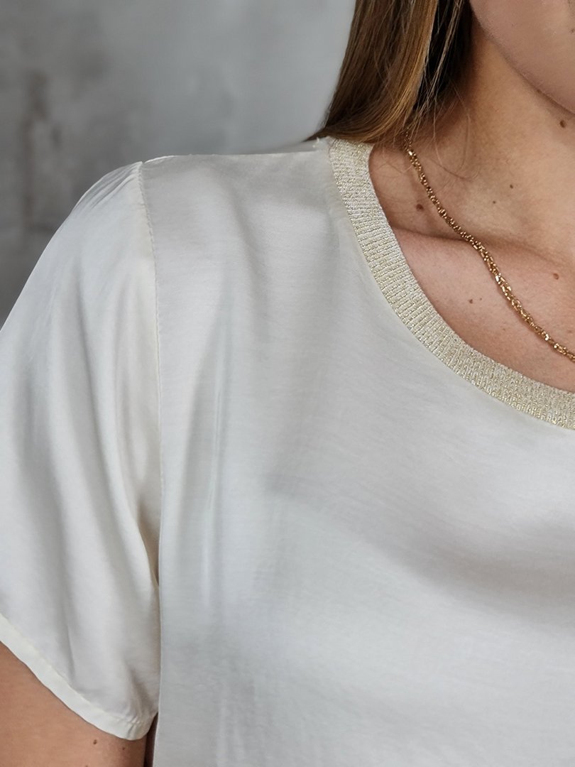 Футболка Maryley с золотым воротом молочная, фотография №4