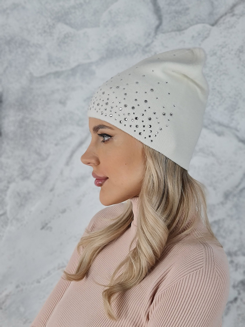 Шапка тонкая Mondana со стразами белая, фотография №3