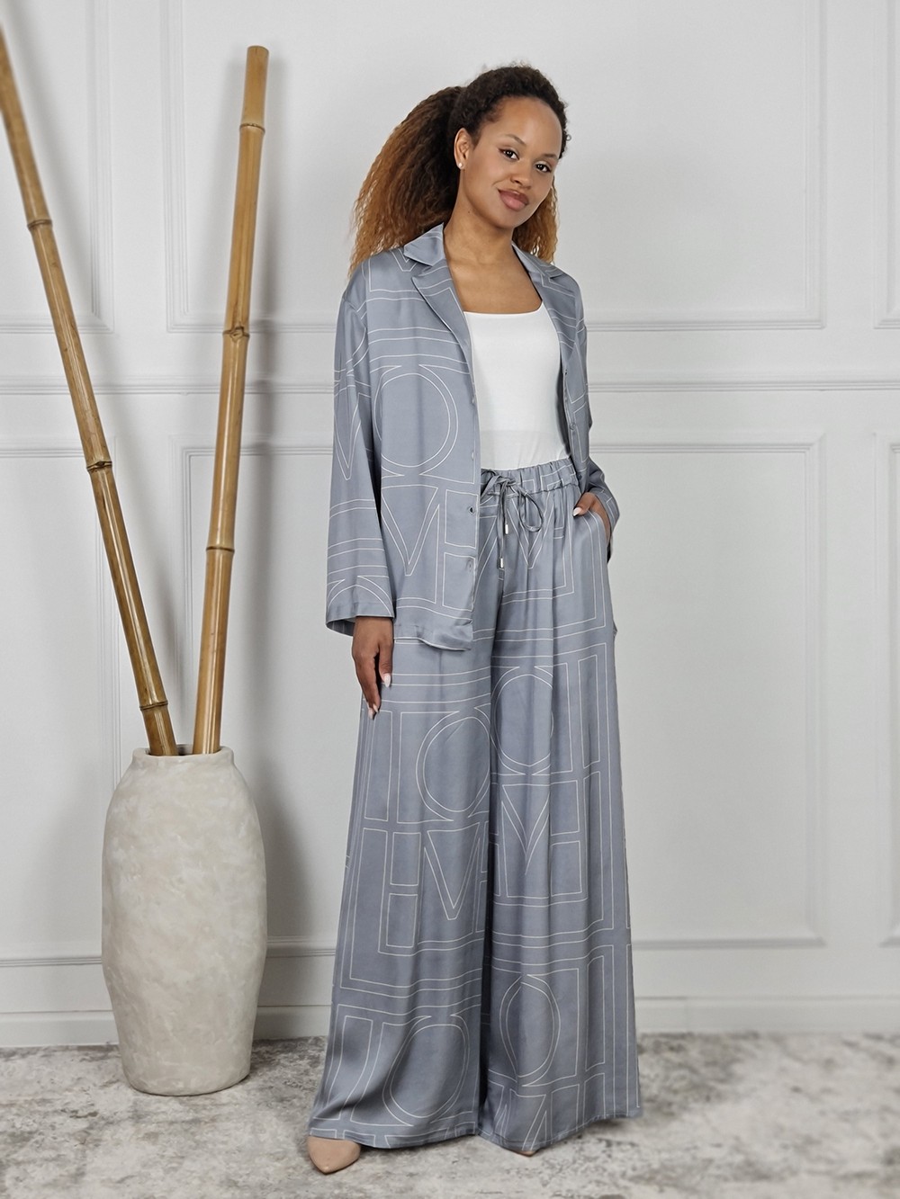 Костюм CLOTHÉ атласный рубашка и брюки с принтом серый, фотография №1