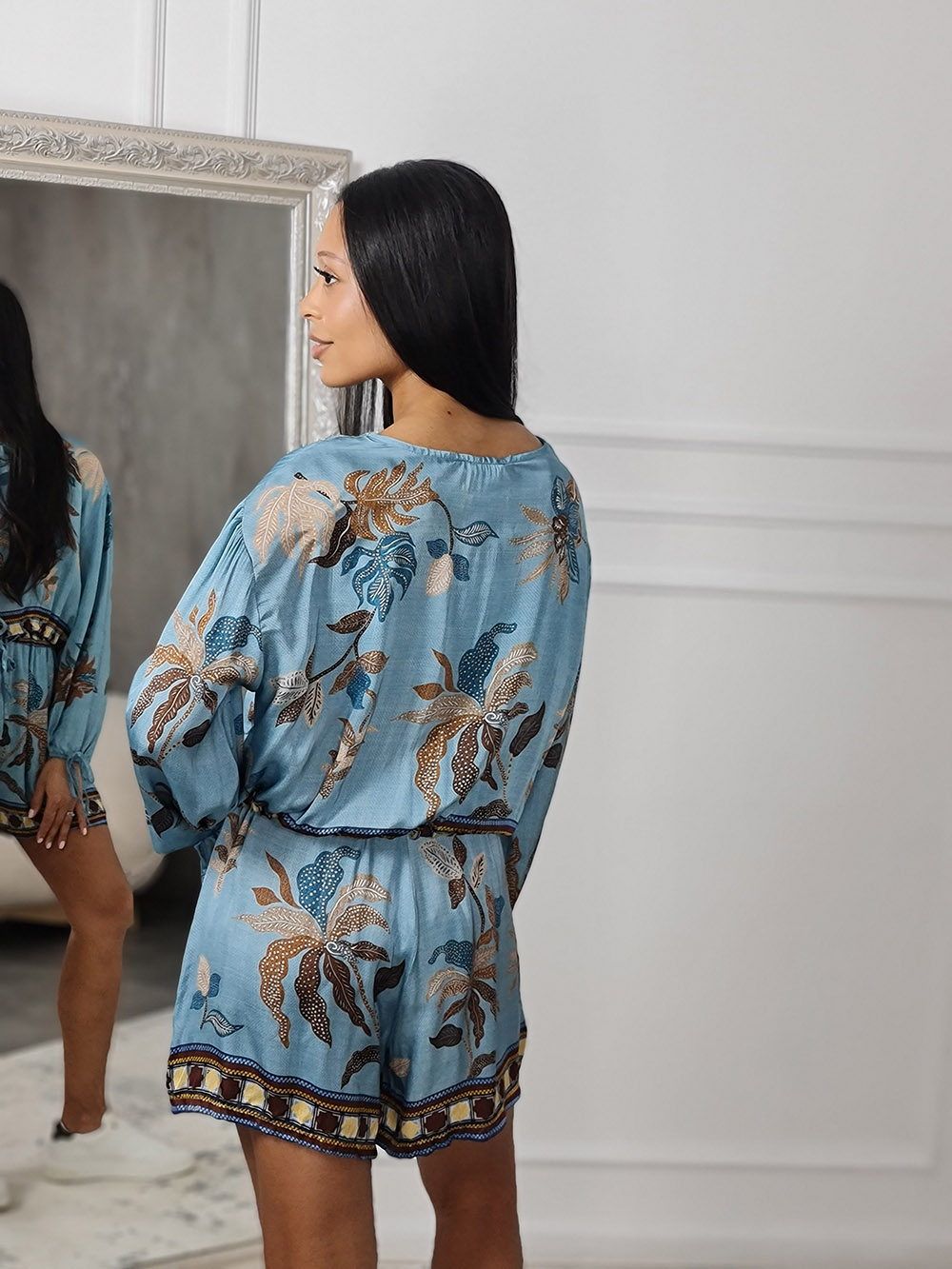 Костюм атласный MIHOs рубашка с шортам голубой, фотография №3