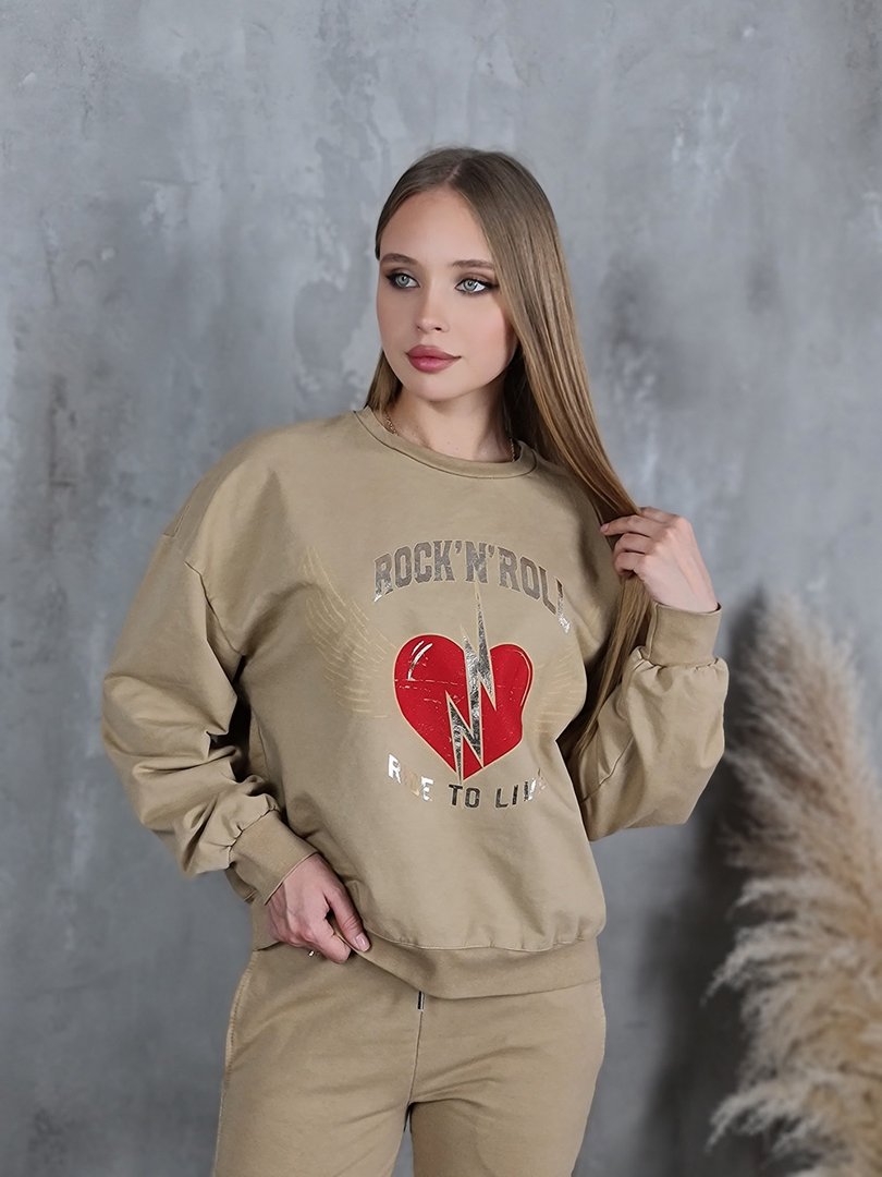 Костюм Naiif свитшот с принтом сердце и брюки песочный, фотография №3