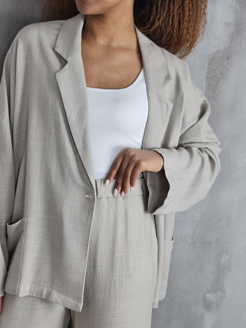 Костюм Atelier Emi льняной пиджак с карманами и брюки бежевый, фотография №2