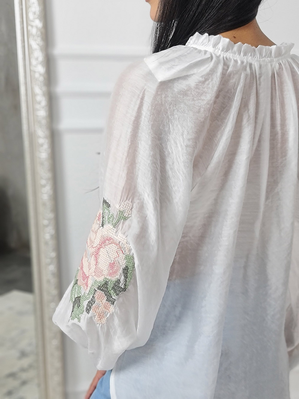Блузка MIHO'S с вышивкой на рукаве розы белая, фотография №4