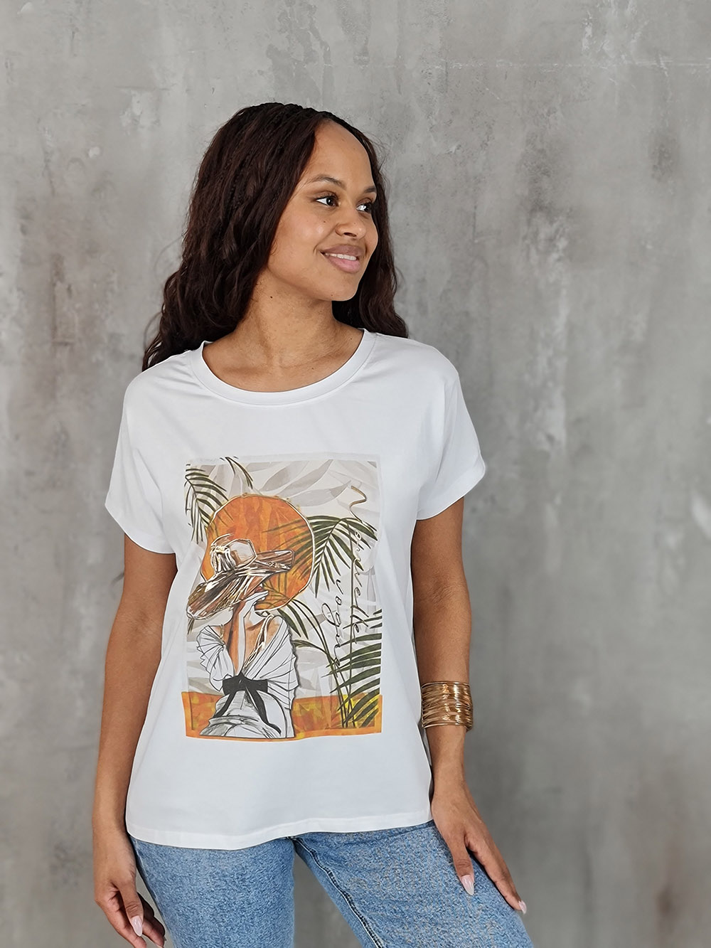 Футболка Mitica&Co.  с принтом "Девушка в белом платье на фоне оранжевого круга + пальмы" белая, фотография №1