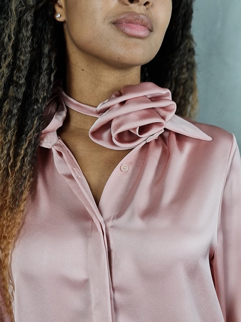 Блузка Angela Davis атласная с украшением на шею "Роза" розовая, фотография №2