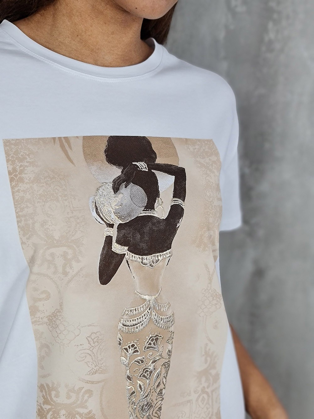 Футболка Mitica&Co. с принтом Девушка с кувшином белая, фотография №2