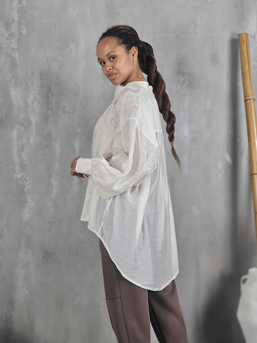 Блузка MIHO'S с кружевом удлиненная сзади кремовая, фотография №1