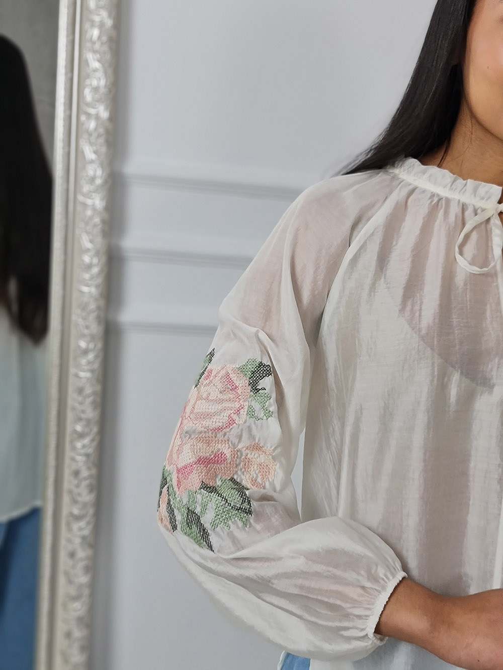 Блузка MIHO'S с вышивкой на рукаве розы молочная, фотография №3