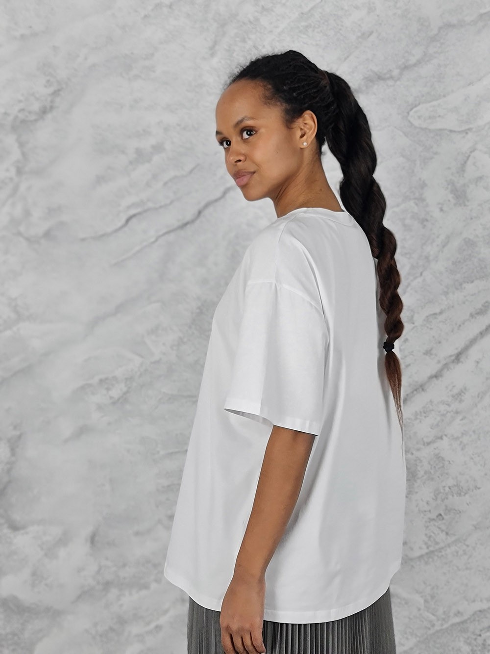 Футболка  KOTHE с жемчужным декором белая, фотография №3