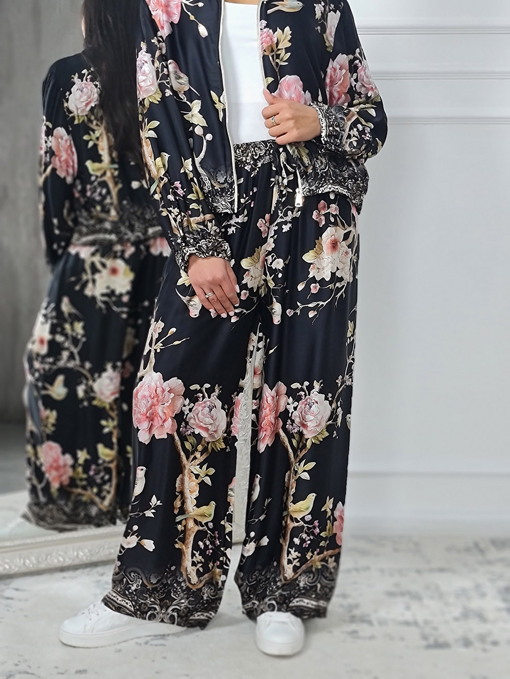 Костюм New Colletcion атласный с принтом цветы черный, фотография №2