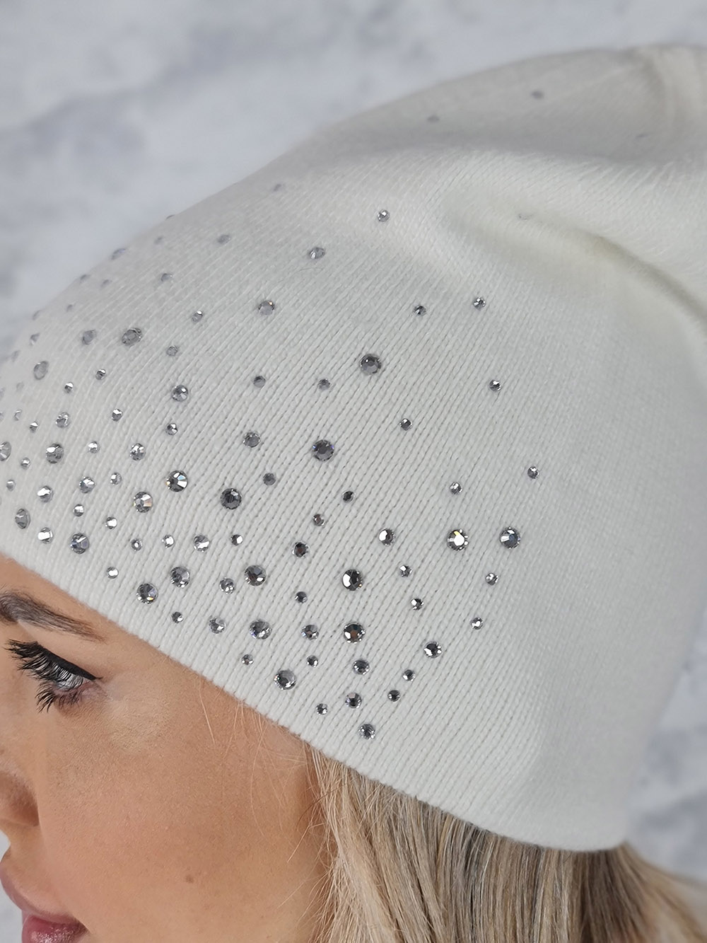 Шапка тонкая Mondana со стразами белая, фотография №2