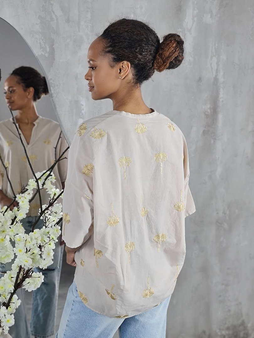 Рубашка Vicolo воздушная с заявязками с вышитыми пальмами бежевая, фотография №2