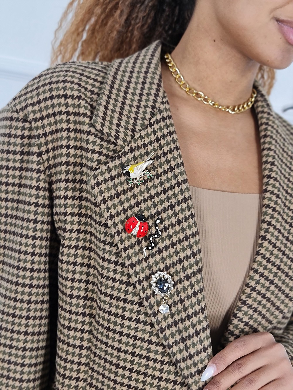 Пиджак Mitica&Co. в клетку с брошками бежевый, фотография №2