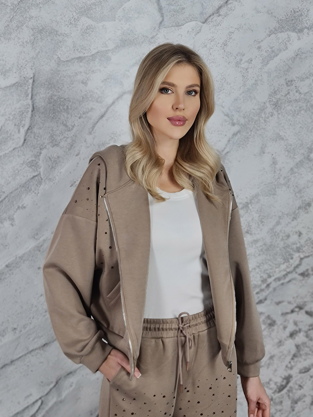 Костюм Imperial спортшик со стразами бежевый, фотография №2