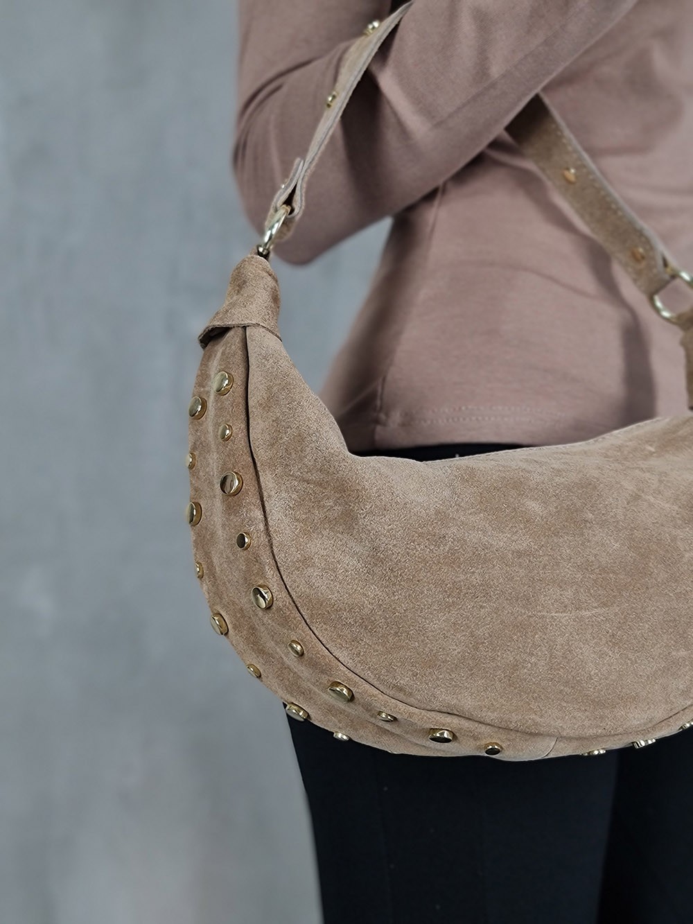 Сумка с золотыми заклепками карамель, фотография №3