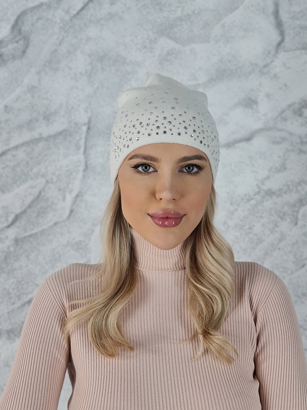 Шапка тонкая Mondana со стразами белая, фотография №1