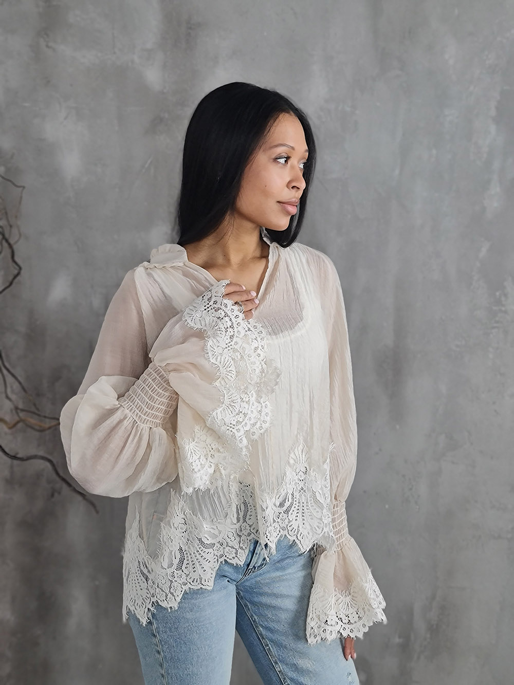 Блузка Mitica с кружевом по краям с манжетами кремовая, фотография №2