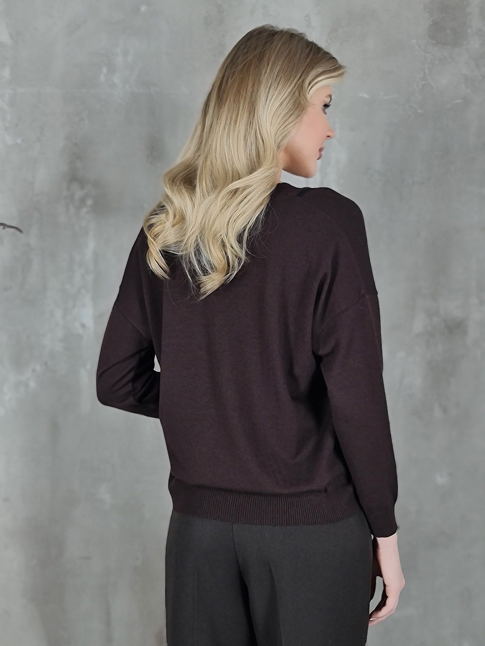 Джемпер Souvenir с черным кружевным топом поверх шоколад, фотография №3