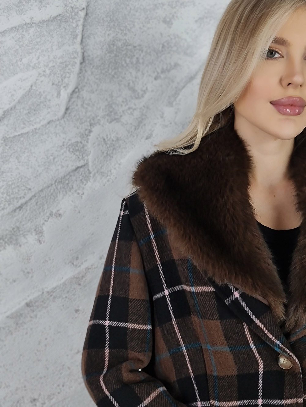 Укороченное пальто Mitica&Co. в клеточку с шерстью и пушистой опушкой шоколад , фотография №2