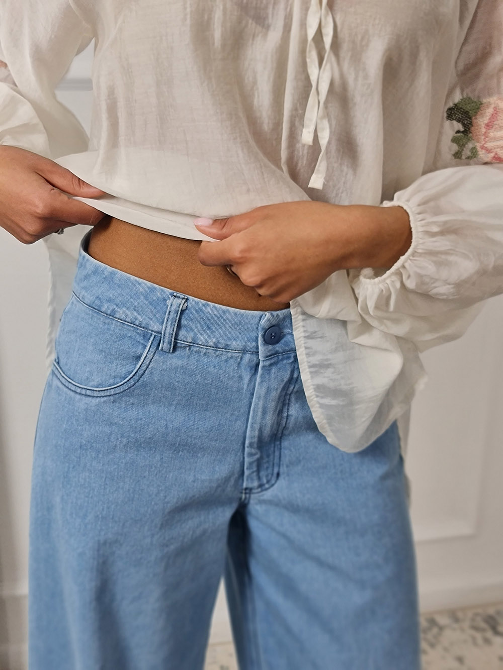 Джинсы MIHOs  голубые с вышивкой роза , фотография №3