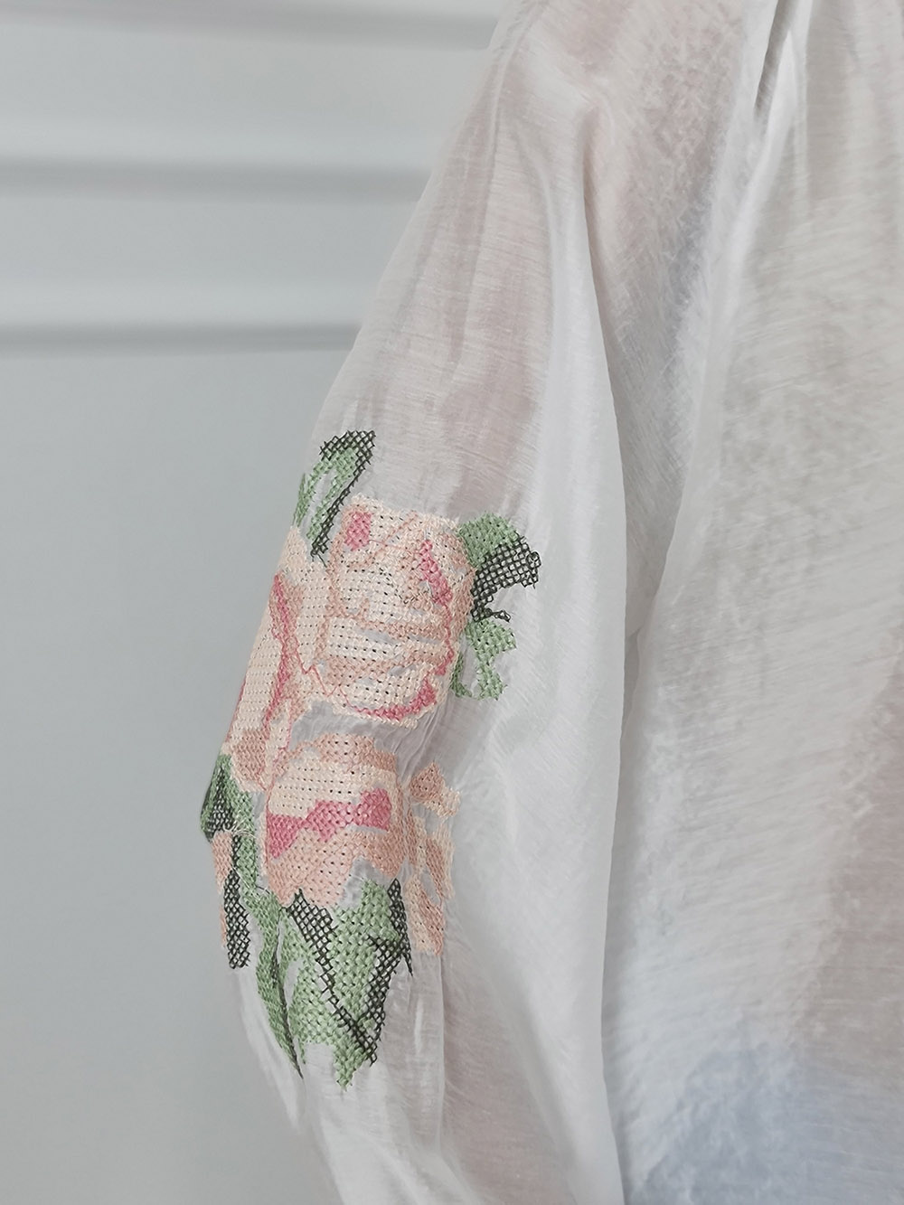 Блузка MIHO'S с вышивкой на рукаве розы белая, фотография №2