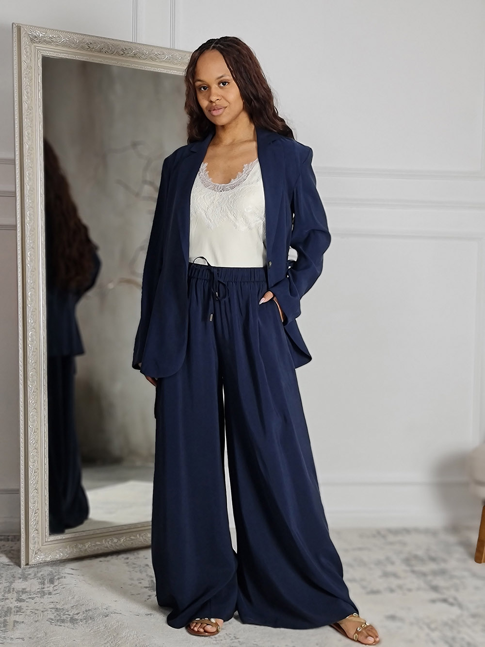Костюм CLOTHÉ тонкий брюки и пиджак сбоку на завязках темно-синий, фотография №1