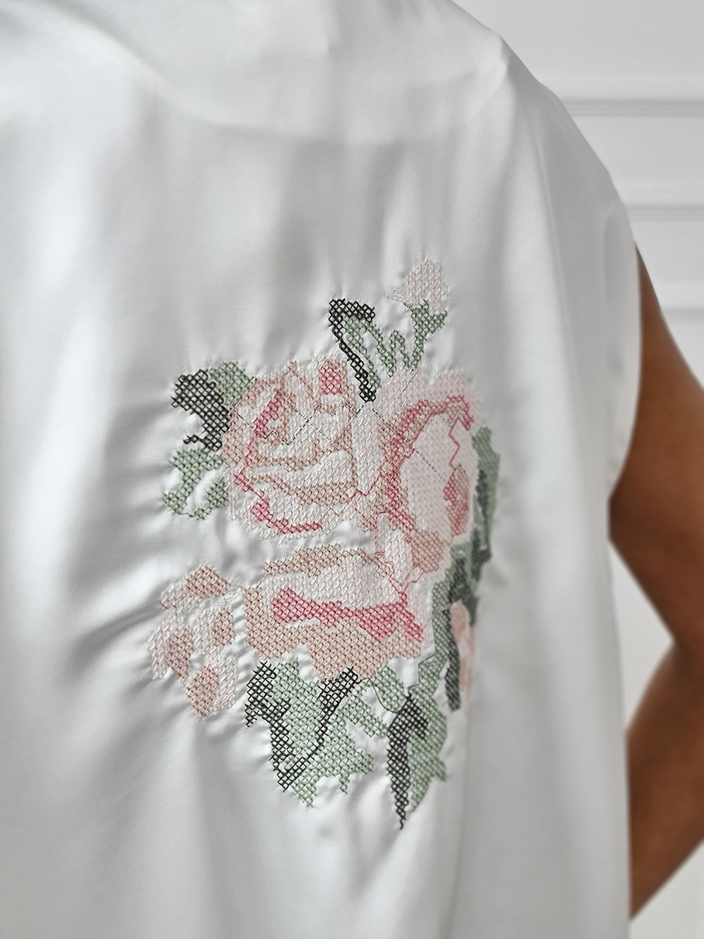 Жилетка MIHOs атласная с вышивкой розы на спине белая , фотография №4