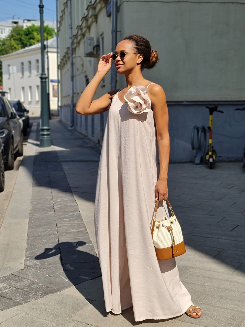 Комбинезон Motel на тонких лямках с брошью бежевый, фотография №2