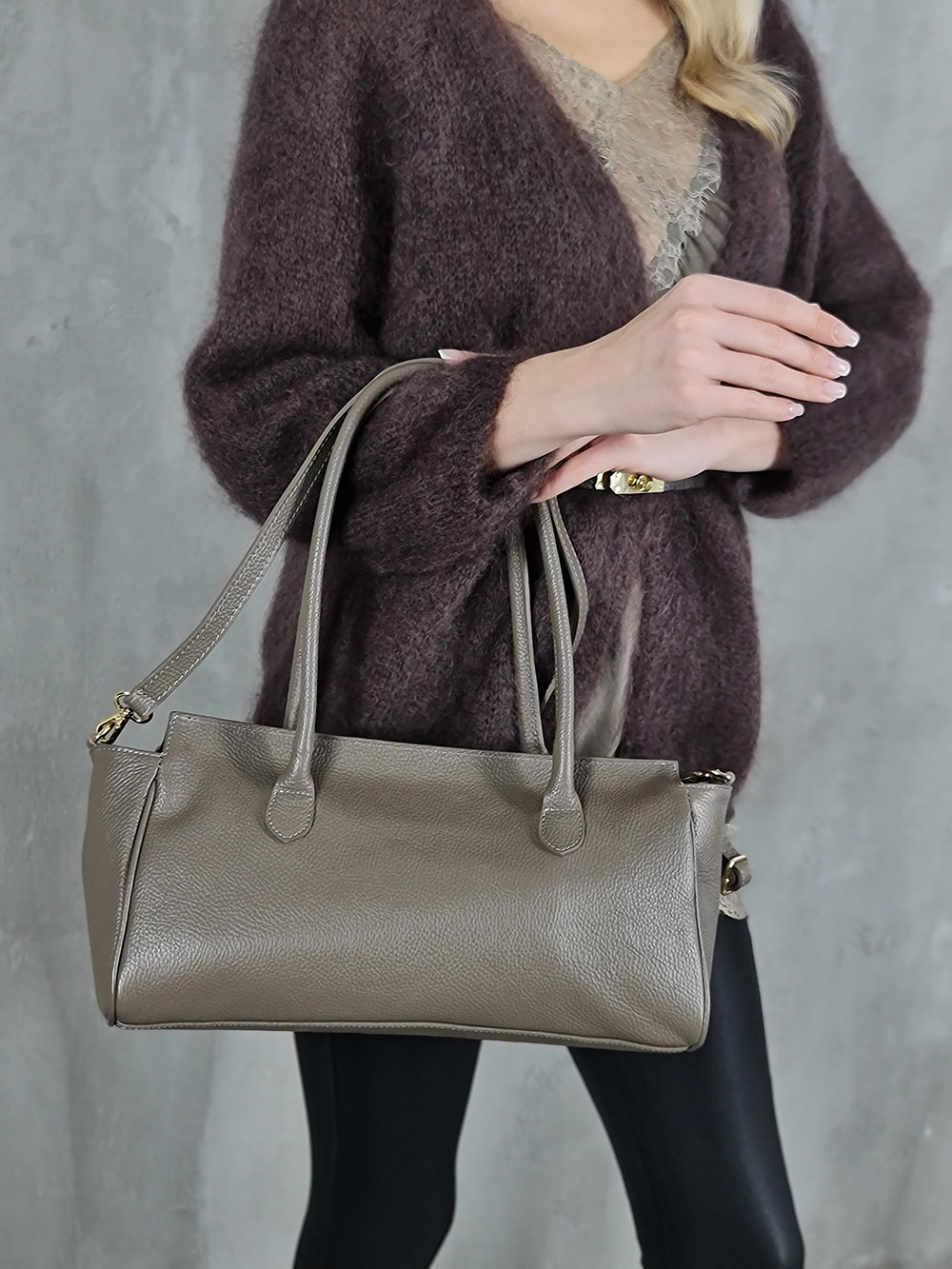 Сумка два кармана золотая застежка тауп, фотография №3