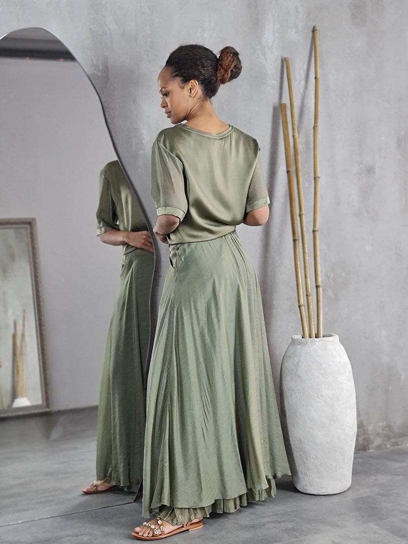 Костюм CLOTHÉ футболка с прозрачными рукавами и юбка хаки, фотография №2