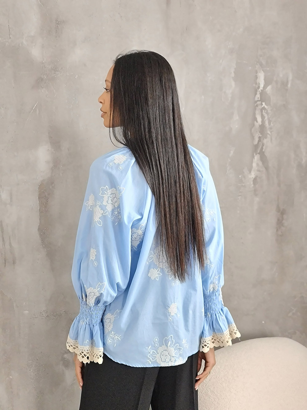 Рубашка MIHO'S с вышивкой и манжетами голубая, фотография №3