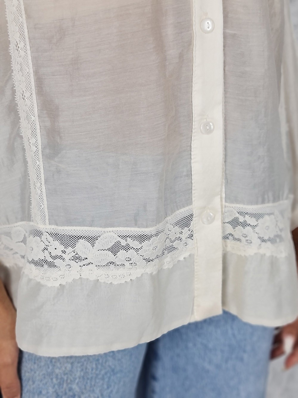 Блузка MIHO'S v вырез кружевные полоски кремовая, фотография №3