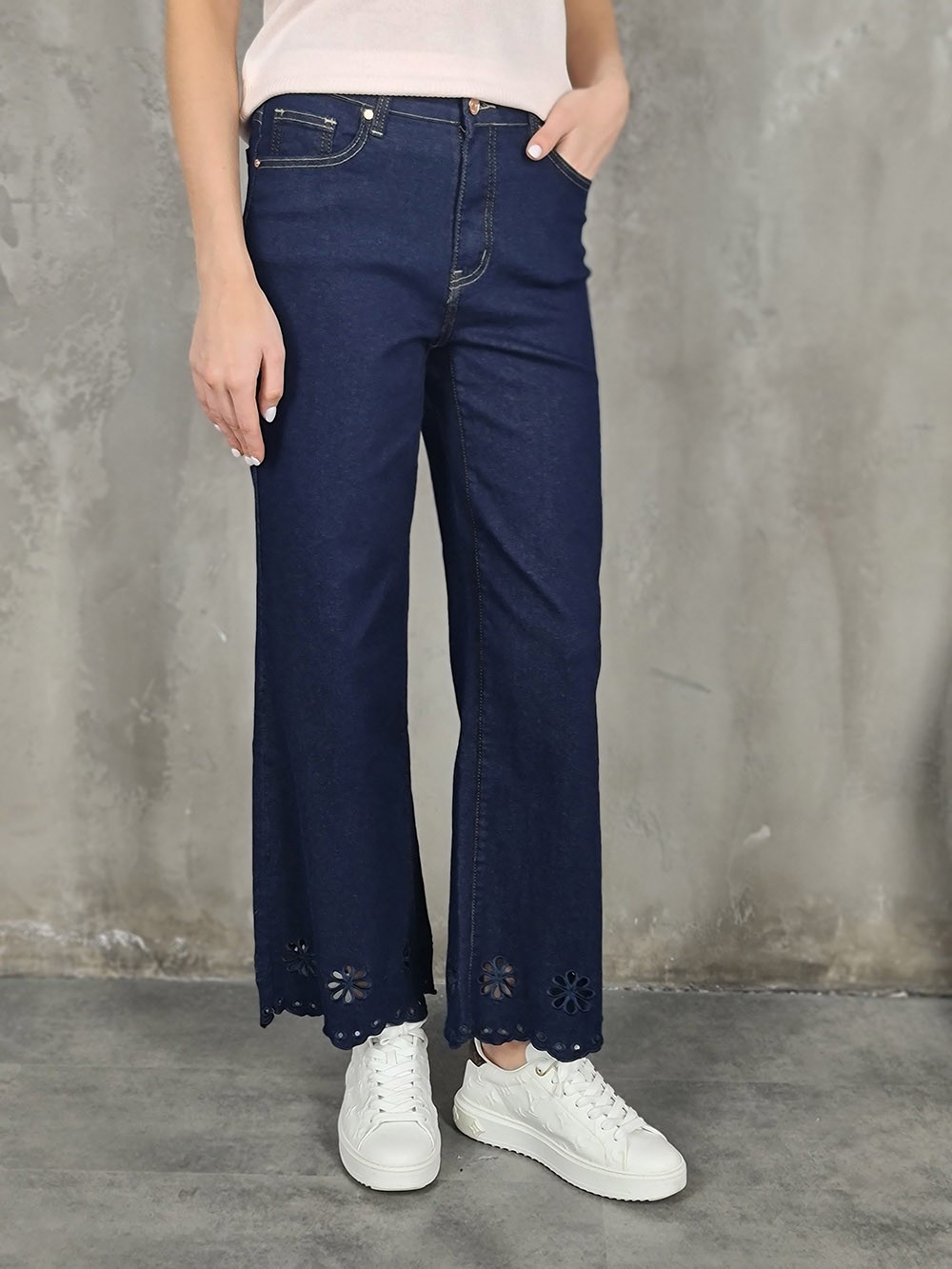 Джинсы Shaken с вырезанными цветами внизу темно-синие, фотография №1