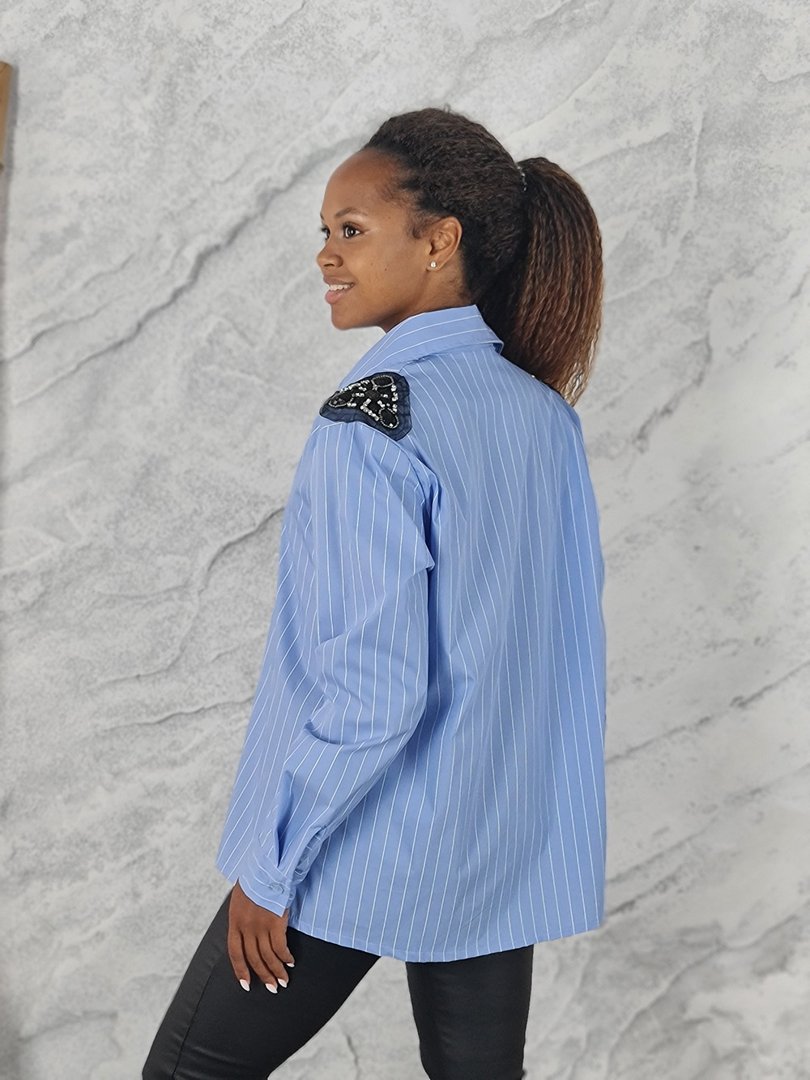 Рубашка MIHO'S с украшениями на плечах в полоску голубая, фотография №2