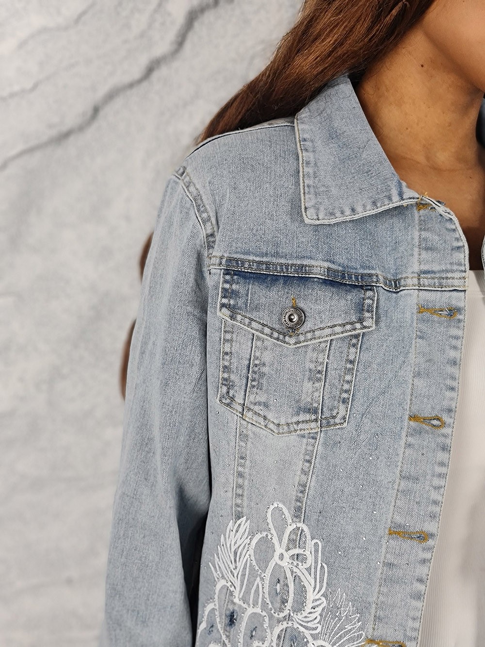 Джинсовая куртка Miss Kiss со стразами и кружевом голубая, фотография №3